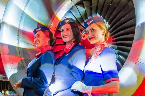 Okouzlující letuška oblečený v uniformě. Rusko, Saint-Petersburg. 23. listopadu 2017. — Stock fotografie