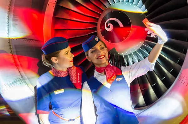 Okouzlující letuška oblečený v uniformě. Rusko, Saint-Petersburg. 23. listopadu 2017. — Stock fotografie