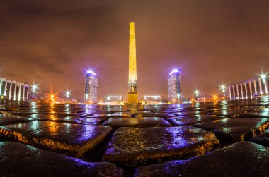 Rusya'da Zafer Meydanı gece. Saint-Petersburg. 25 Kasım. 2017.