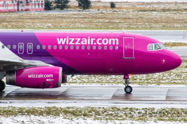 Airbus a320 arası Wizzair Havayolları, Havaalanı Pulkovo, Rusya Saint-Petersburg 02 Aralık, 2017.