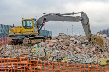 Eski bir endüstriyel bina yıkılması çalışma Ekskavatör.