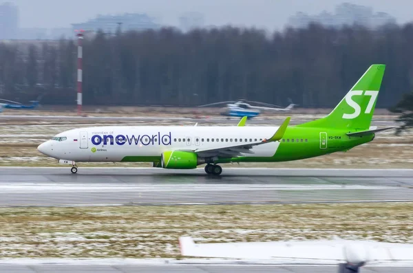 Boeing 737 One World S7 compagnies aériennes, aéroport Pulkovo, Russie Saint-Pétersbourg 02 décembre, 2017 . — Photo