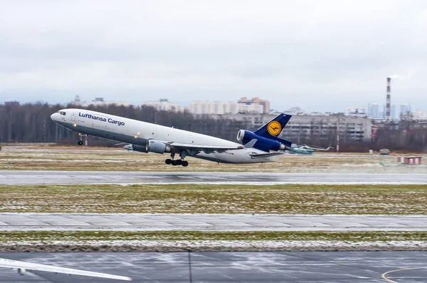 Lufthansa Cargo airlines Md-11 fraktfartyg, flygplatsen Pulkovo, Ryssland Sankt Petersburg 02 December 2017. — Stockfoto