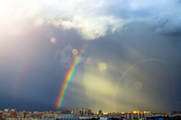 工业城市城市房屋天空彩虹雨，下雨. — 图库照片