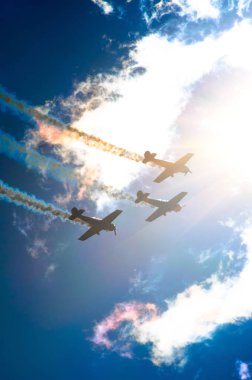 Işık motoru uçak ile mavi gökyüzü güneş ışığı ve parlamayı grupta beyaz duman sinek iz.