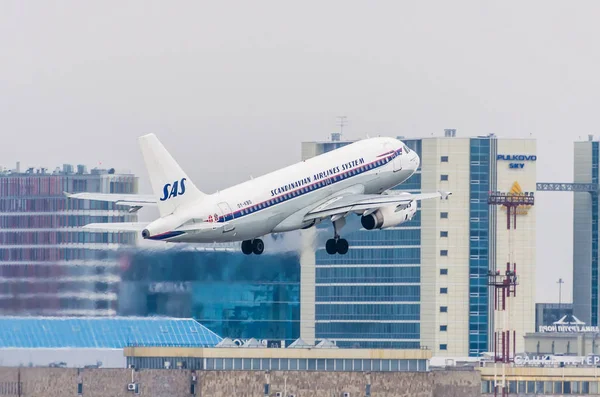 Airbus a319 SAS linhas aéreas, aeroporto Pulkovo, Rússia Saint-Petersbu — Fotografia de Stock