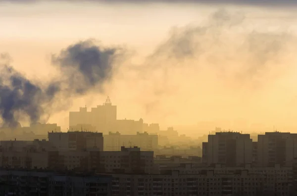 Ο καπνός από βιομηχανικές καμινάδες στην αυγή πόλη. — Φωτογραφία Αρχείου