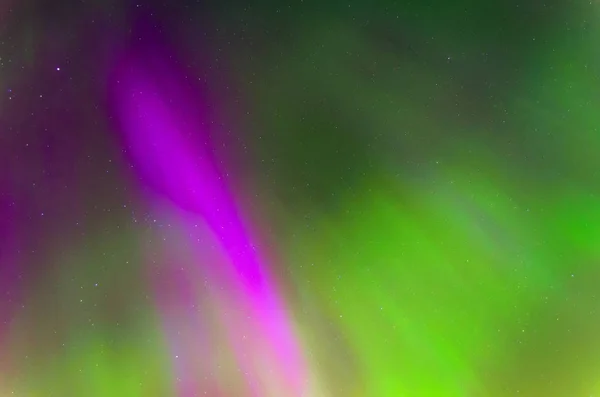 Luces polares Aurora Boreal en el cielo estrellado nocturno, textura y fenómenos naturales de color púrpura y verde . — Foto de Stock