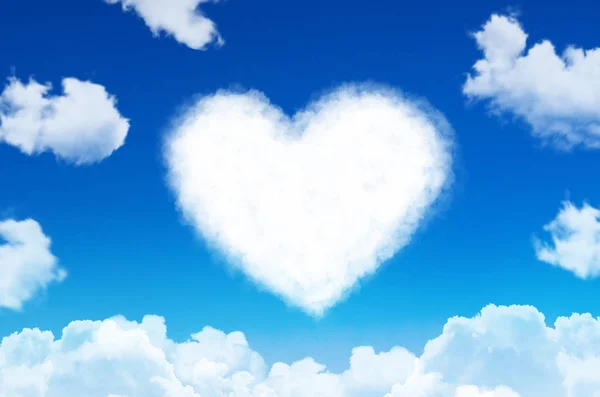 Hjärtat av moln symbol för kärlek på blå himmel. — Stockfoto