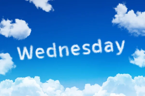 Dagar i veckan - cloud onsdag ordet med en blå himmel. — Stockfoto