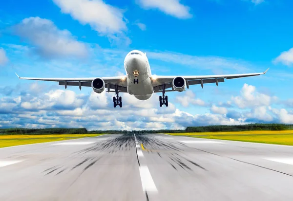 Passagiersvliegtuig vliegt over de startbaan vanaf het vliegveld. — Stockfoto