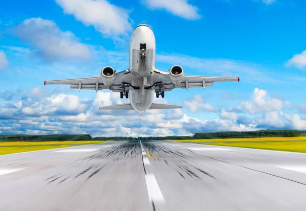 Passagierflugzeug fliegt über Startbahn vom Flughafen auf. — Stockfoto