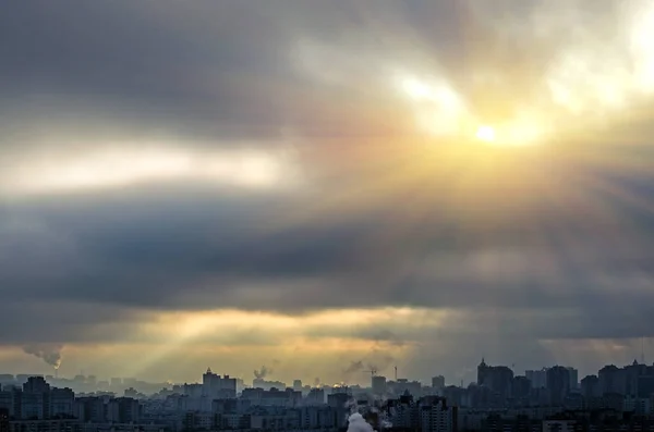 Światło Słoneczne Świetlik Chmur Boskiego Światła Miasta — Zdjęcie stockowe