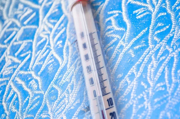 Thermometer on the hoarfrost wall, concept of winter cold weather. — Stock Photo, Image