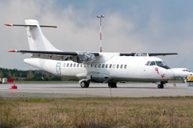 Turbo-prop uçak motorları havaalanında olmadan. Motorları kırık, kaldırılan için onarım.