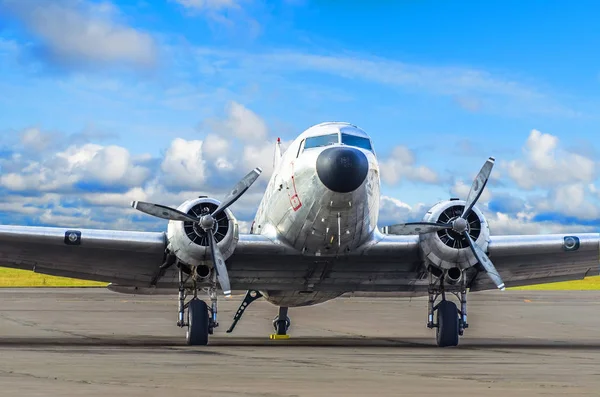 Vintage turboprop vliegtuig op de luchthaven geparkeerd. — Stockfoto