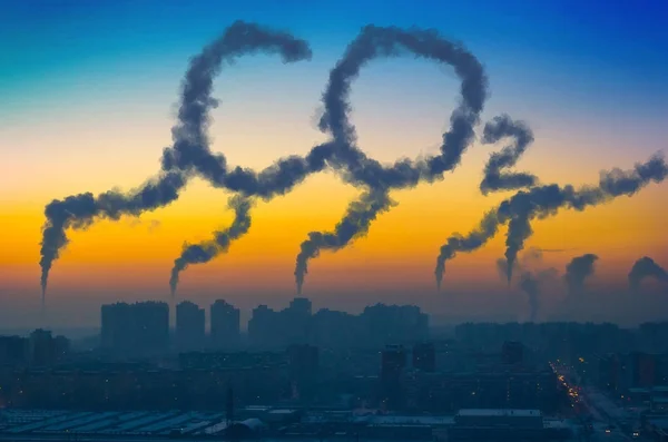 Vista nocturna del paisaje industrial de la ciudad con emisiones de humo de las chimeneas al atardecer CO2 . —  Fotos de Stock