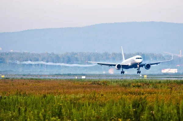 Passagierflugzeug vor Landeanflug mit Wirbeln aus Flügelspitzen. — Stockfoto