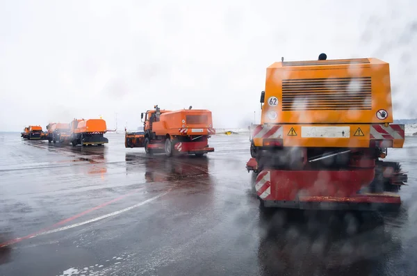 Máquina quitanieves, en carreteras limpiando nieve . — Foto de Stock