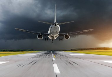 Kötü hava fırtına kasırga yağmur altında açılış Havaalanı'nda uçak yaklaşım.