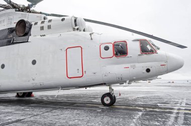 Park yerinde kışın ağır helikopter.