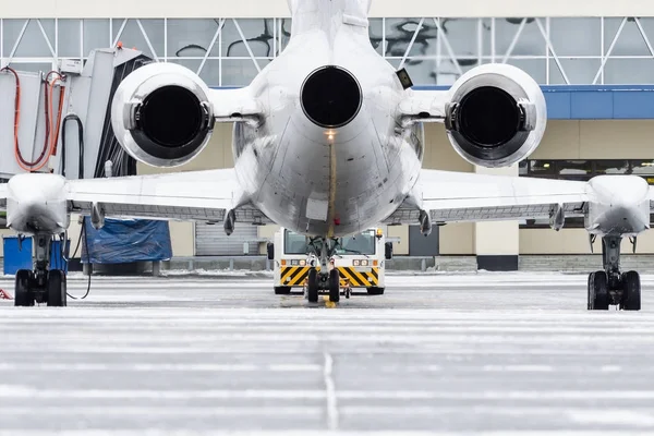 Uitzicht op de motoren en de staart van het vliegtuig wanneer terug te duwen op de luchthaven. — Stockfoto