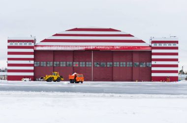 Kışın karlı bir havaalanı inşa hangar.