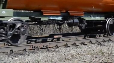 Yük treni, yakın çekim tekerlekler ve bükme raylar.