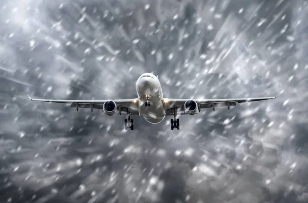 吹雪の悪天候で着陸時に近づいている飛行機. — ストック写真