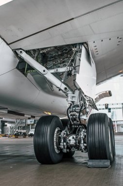 Lastik tekerlek, iniş takımları, kanatların altında..
