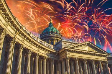Görünüm Kazan Katedrali, Saint Petersburg tatil Fireworks uygulamasında gece gökyüzünde.