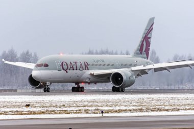 Boeing 787 qatar airways Havayolları, Havaalanı Pulkovo, Rusya, Saint-Petersburg 19 Aralık 2017.