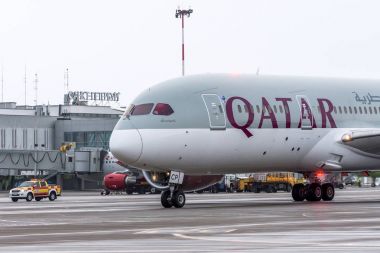 Boeing 787 qatar airways Havayolları, Havaalanı Pulkovo, Rusya, Saint-Petersburg 19 Aralık 2017.