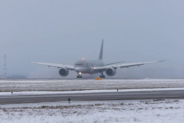 Boeing 787 qatar airways airlines, airport Pulkovo, Russia, Saint-Petersburg December 19, 2017. — Stock Photo, Image
