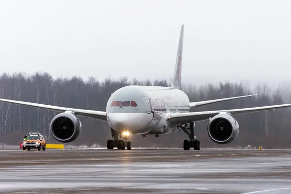 Boeing 787 qatar airways airlines, aeroporto Pulkovo, Rússia, São Petersburgo 19 de dezembro de 2017 . — Fotografia de Stock