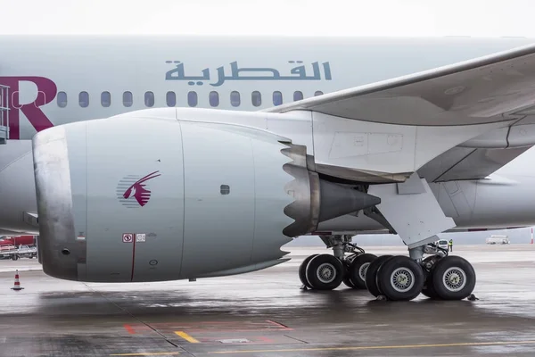 Boeing 787 qatar airways airlines, airport Pulkovo, Russia, Saint-Petersburg December 19, 2017. — Stock Photo, Image