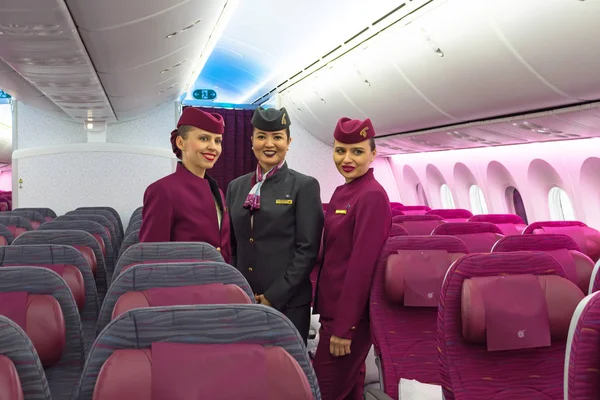 Letušek na palubě Boeingu 787 qatar airways airlines, letiště Pulkovo, Rusko, Petrohrad 19 Prosinec 2017. — Stock fotografie