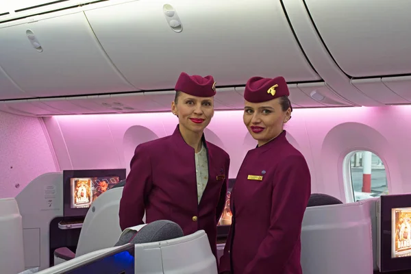 Letušek na palubě Boeingu 787 qatar airways airlines, letiště Pulkovo, Rusko, Petrohrad 19 Prosinec 2017. — Stock fotografie