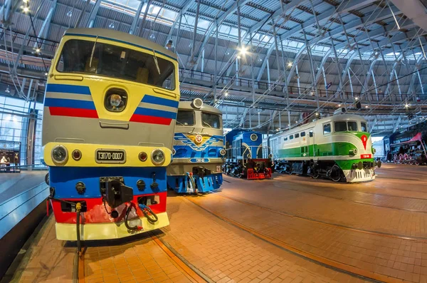 Différentes locomotives de l'époque de l'URSS. La Russie. Saint-Pétersbourg. Musée Chemins de fer de Russie 21 décembre 2017 . — Photo