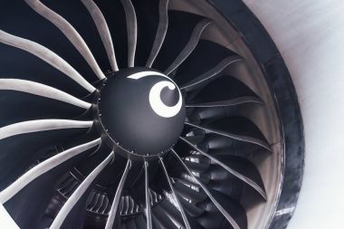 Uçak karanlık bıçaklar turbofan motor, yakın çekim.