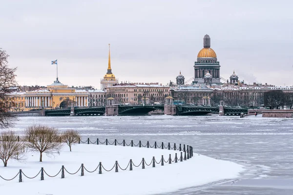 Зимний вид Исаакиевского собора на Санкт-Петербург . — стоковое фото
