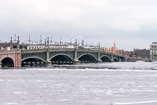 Троицкий мост в Санкт-Петербурге через замерзшую зиму Неву . — стоковое фото