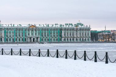 Hermitage Müzesi - Kışlık Sarayın Palace Square nehir Neva ve buz üzerinde bina kışın.