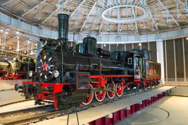 Eski buhar lokomotifler kez SSCB. Rusya. Saint-Petersburg. Rusya 21 Aralık 2017 Demiryolları Müzesi.