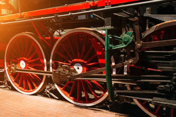 Ruote di una vecchia locomotiva a vapore da vicino . — Foto Stock