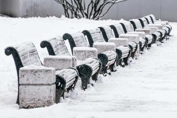 Fila de tiendas blancas para sentarse con urnas en invierno . —  Fotos de Stock