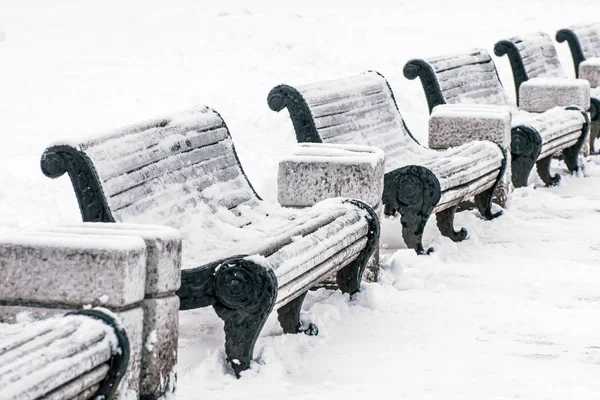 Fila Tiendas Blancas Para Sentarse Con Urnas Invierno —  Fotos de Stock