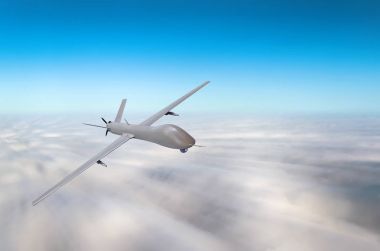 Yüksek hızlı arka plan mavi gökyüzü bulutlar insansız askeri uçak fly.