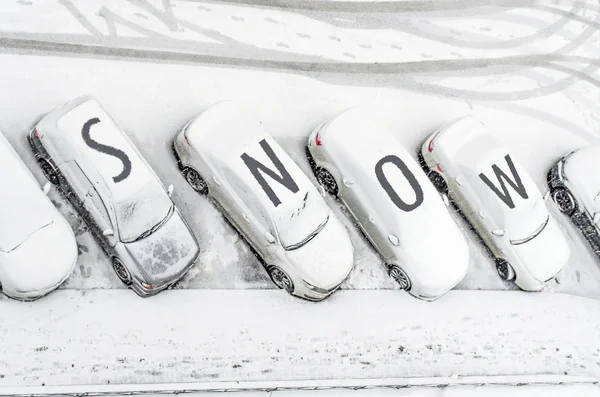 Pokryte śniegiem samochód na parkingu. Miejski scena. Po burzy śnieżnej. Czysty samochód od śniegu słowo. — Zdjęcie stockowe