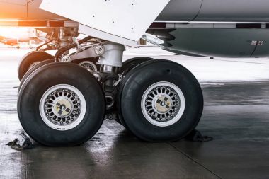 Lastik tekerlek, iniş takımları, kanatların altında..